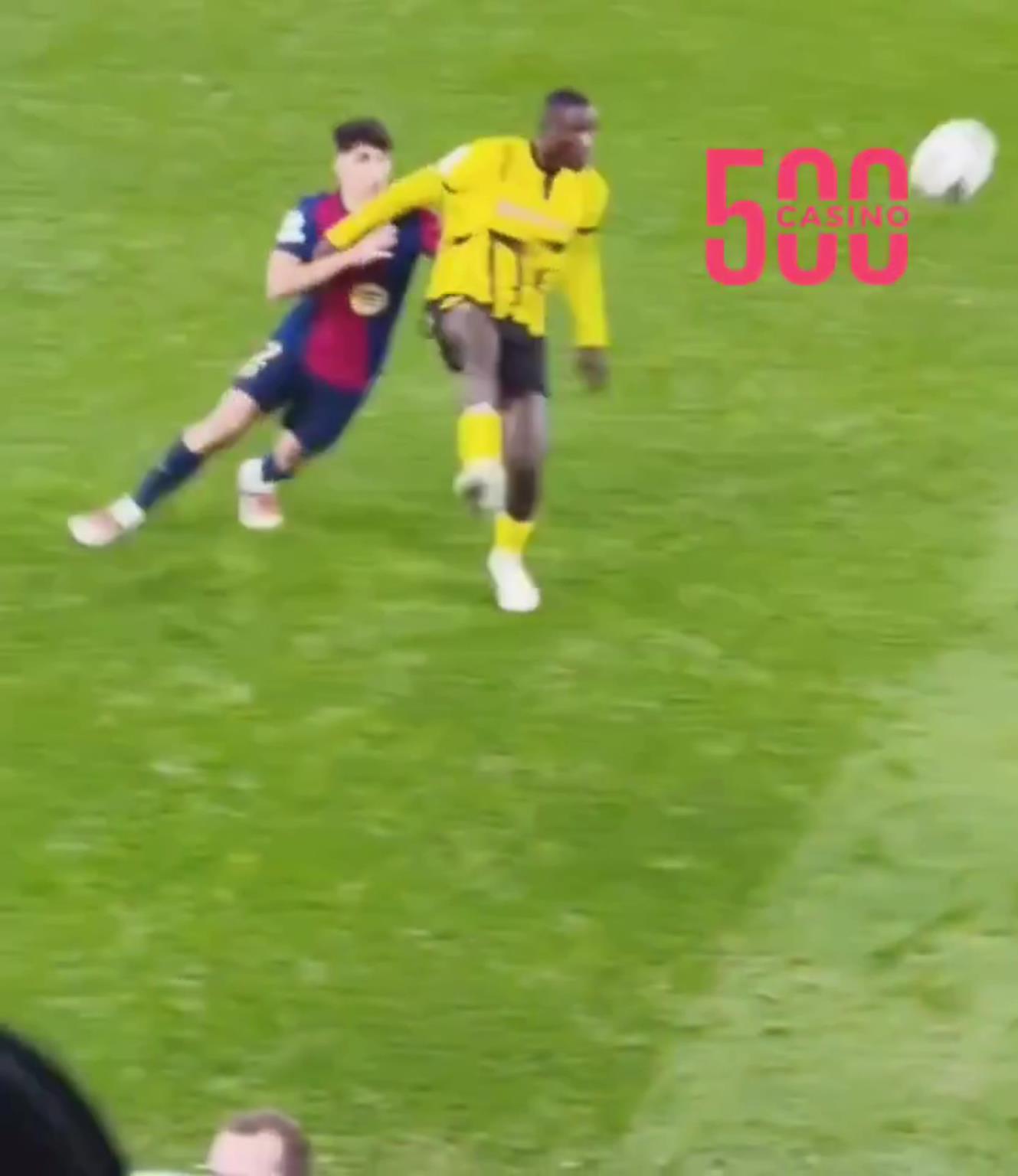 巴薩球迷：兄弟在18歲時就推倒了一個體型是他兩倍的男人