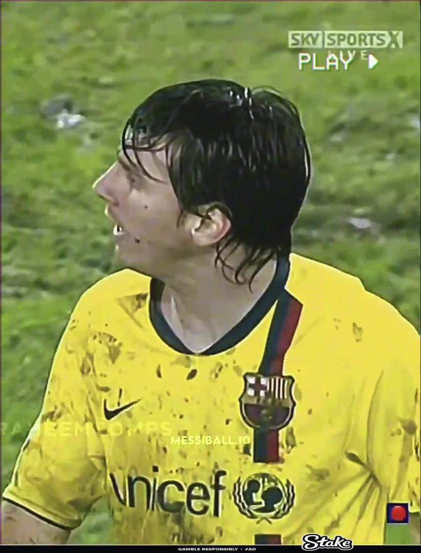 當(dāng)時(shí)下著前所未有的大雨，球場(chǎng)上有一個(gè)水坑，梅西從水坑里拿起球