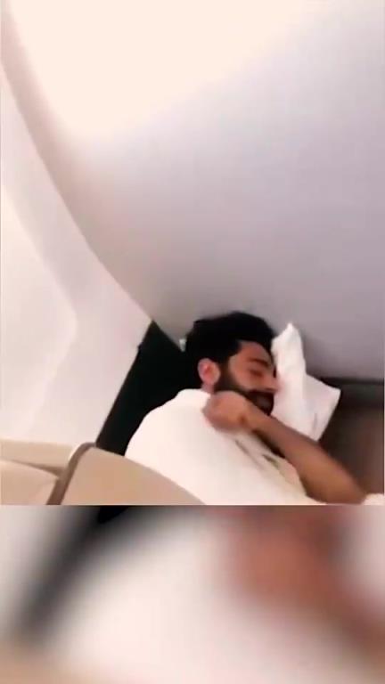 嬰兒般睡眠~薩拉赫在飛機(jī)上席地而睡引起張伯倫等人大笑