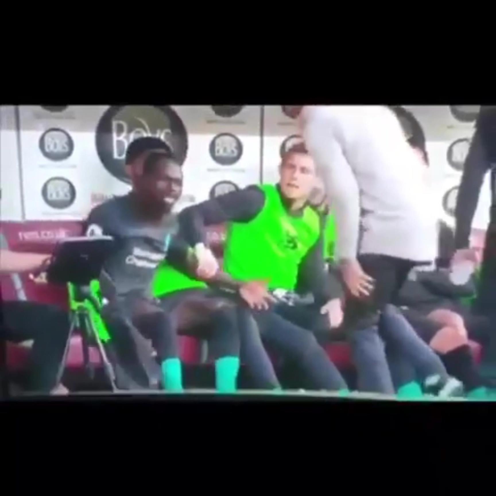 身邊菲米看呆了??馬內(nèi)在替補(bǔ)席怒噴薩拉赫不傳球