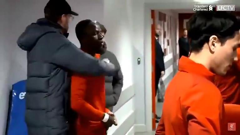 笑死了！渣叔慶祝馬內(nèi)奪非洲杯 突然薩拉赫走了出來(lái)