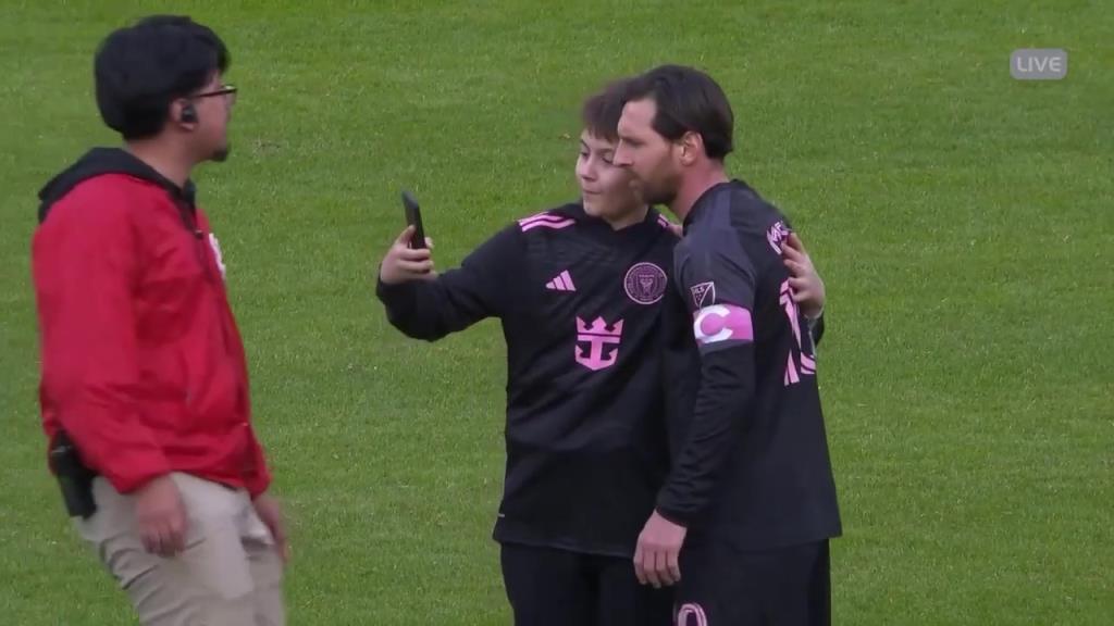 同意合影！比賽結(jié)束小球迷闖入球場找梅西合影！