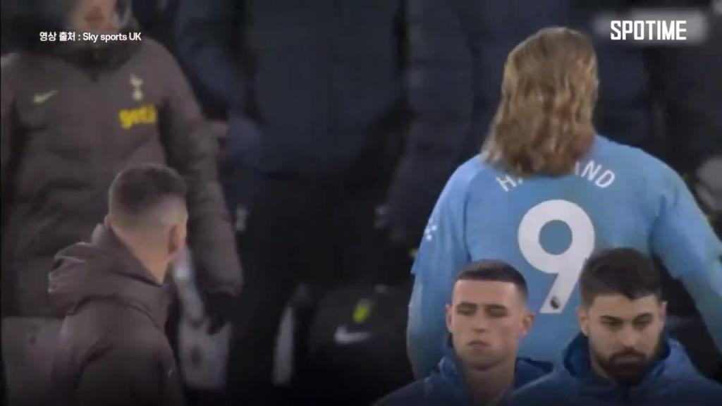 火爆~哈蘭德現(xiàn)場失控狂飆臟話，這一頭金發(fā)是真吸眼球啊