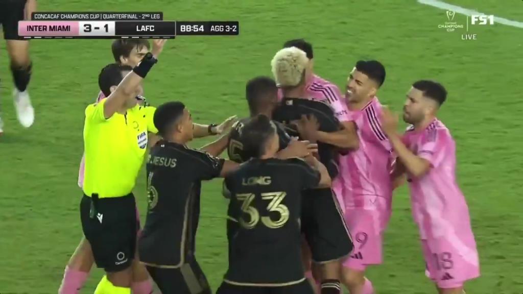 倆活寶！蘇亞雷斯差點(diǎn)把阿爾巴掐到喘不過氣你倆是來吵架嘛