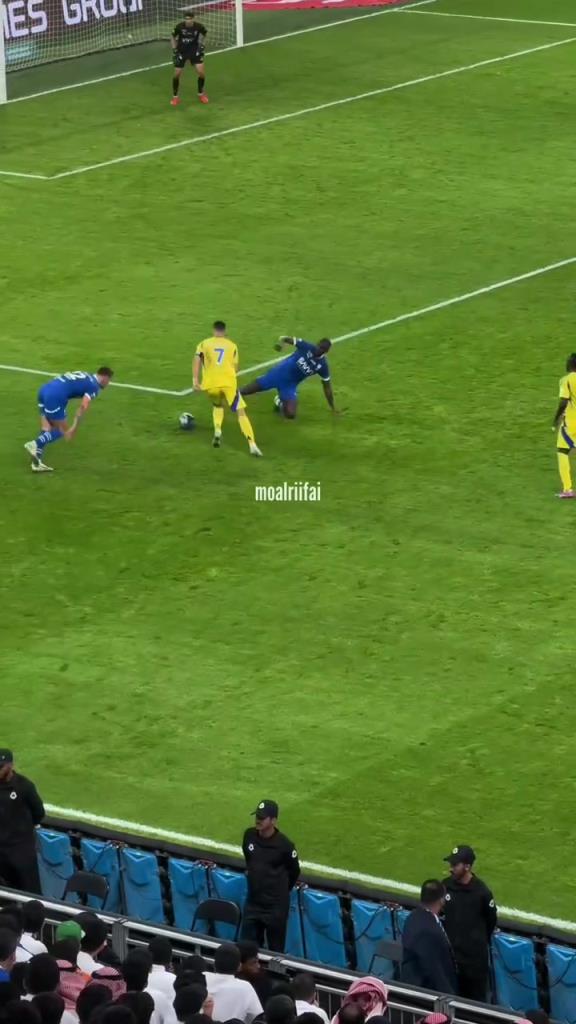 一個(gè)純粹的運(yùn)動(dòng)員！40歲的C羅依然在為他心愛的足球奔跑！