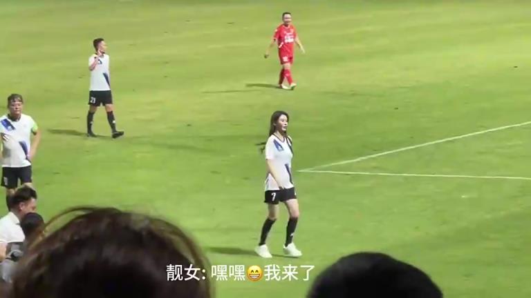 這就是香港女郎的實(shí)力晶女郎邱意濃被陳百祥指揮去開(kāi)球