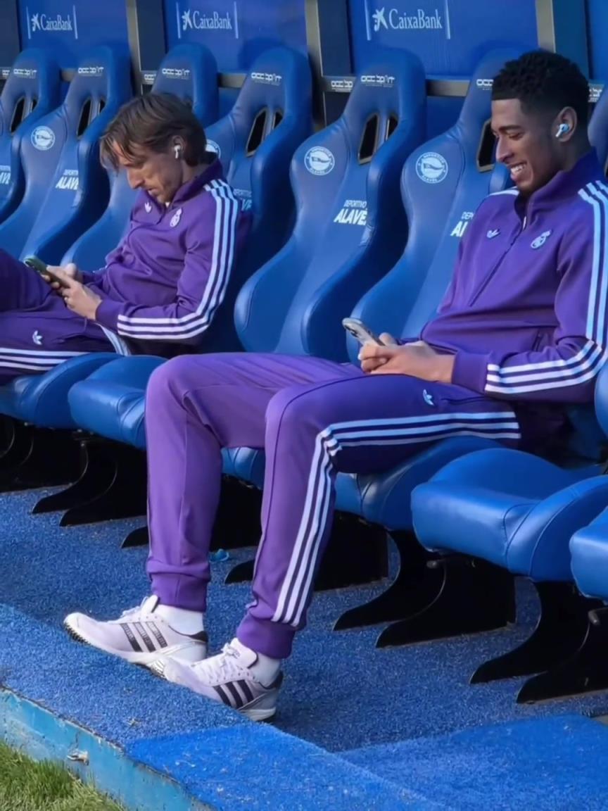 對(duì)陣阿拉維斯賽前，猜猜貝林厄姆在笑啥