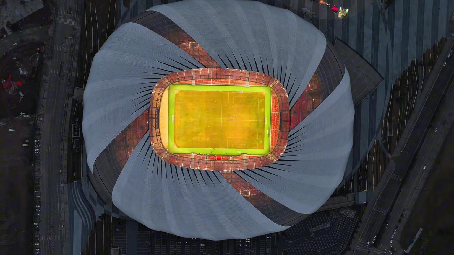 國(guó)足6月主場(chǎng)重慶龍興足球場(chǎng)，重慶首座專業(yè)足球場(chǎng)，可容納6萬(wàn)人