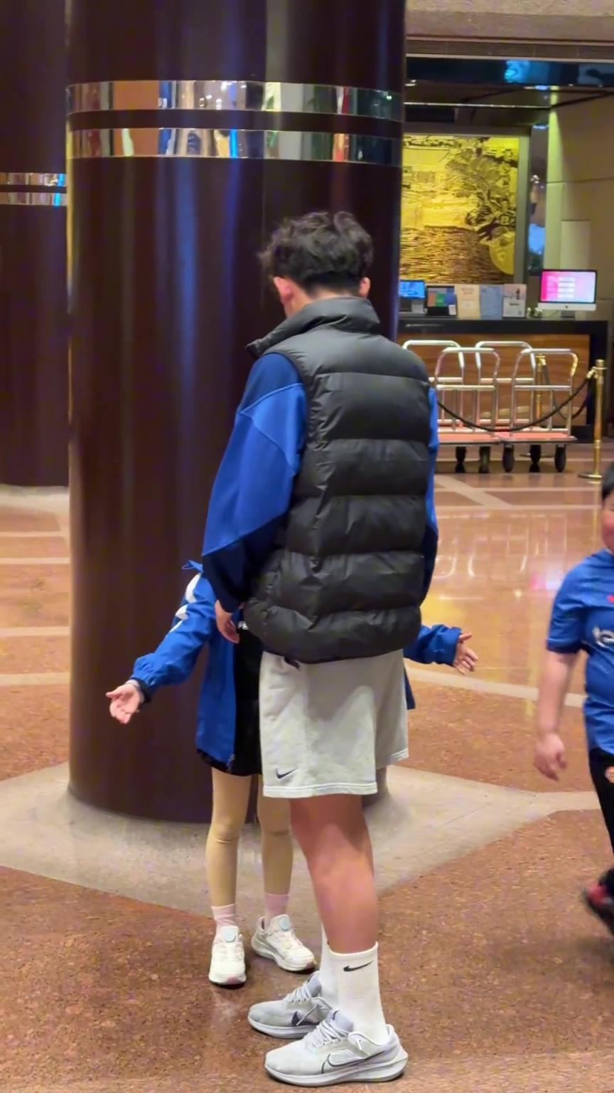 誰(shuí)懂啊劉誠(chéng)宇才18歲，擁抱小妹妹時(shí)臉都紅到耳根了