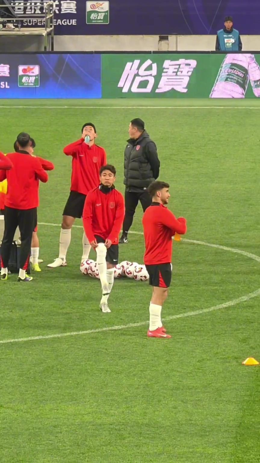 愛屋及烏!韋世豪的妻子“餃子”在看臺(tái)上受到球迷的熱烈追捧