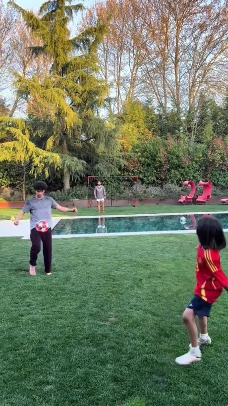 馬塞洛和兒子隔水相傳！大兒子腳法有點(diǎn)東西的！